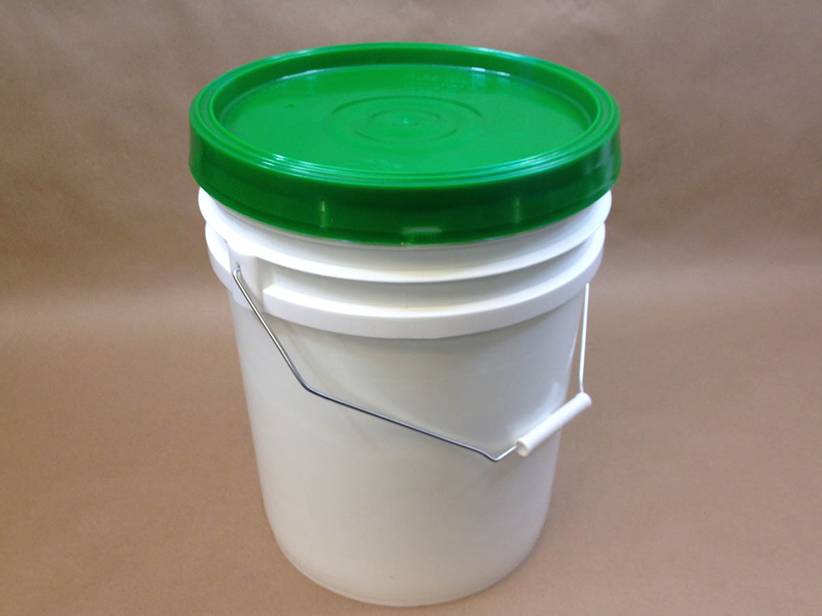 bucket with screw on lid