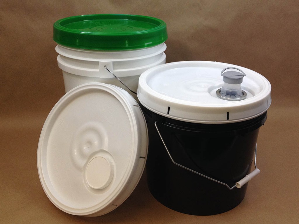 https://www.yankeecontainers.com/c/wp-content/uploads/2013/09/plastic_pails_various_covers-1024x768.jpg